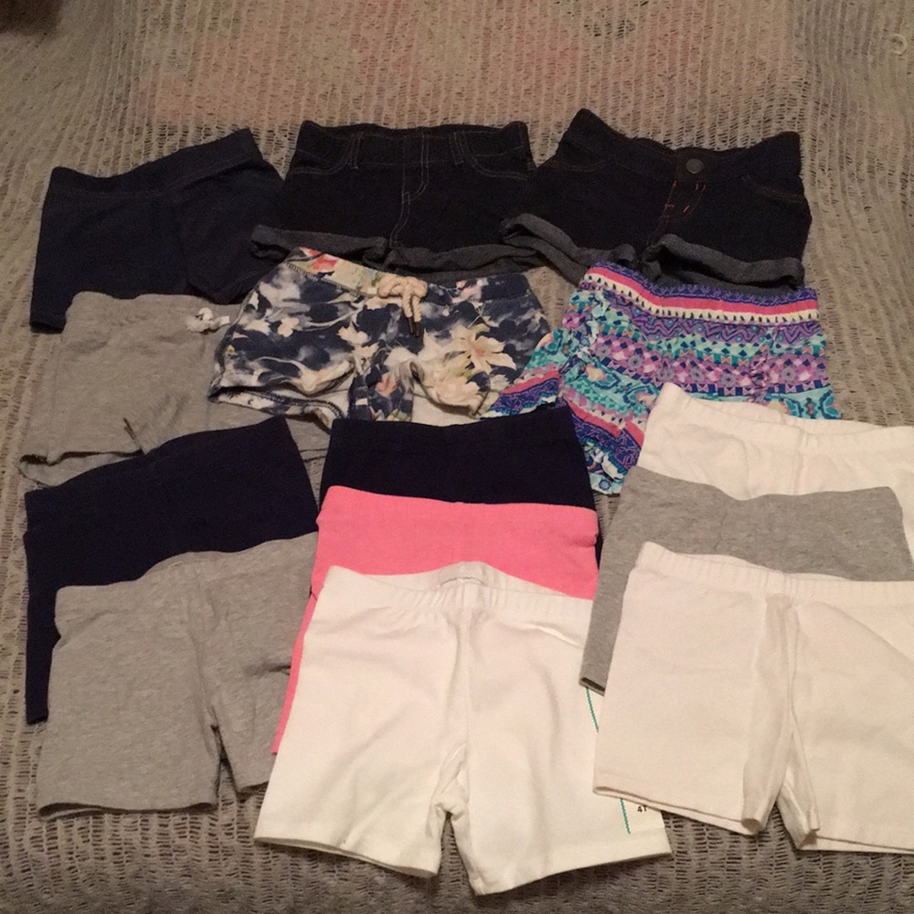 Lot of 14 pairs of shorts 4T